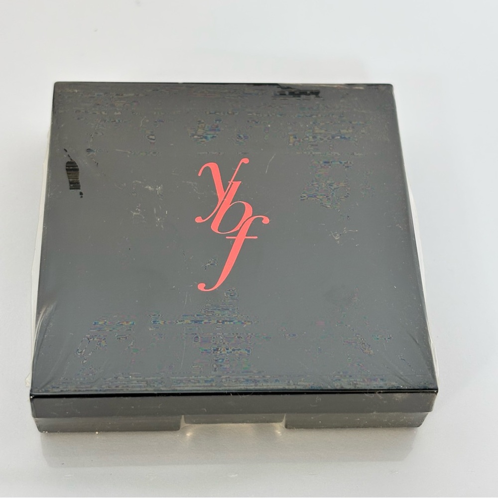 YBF Black Compact with Neutralizing Powder - Picture 3 of 4